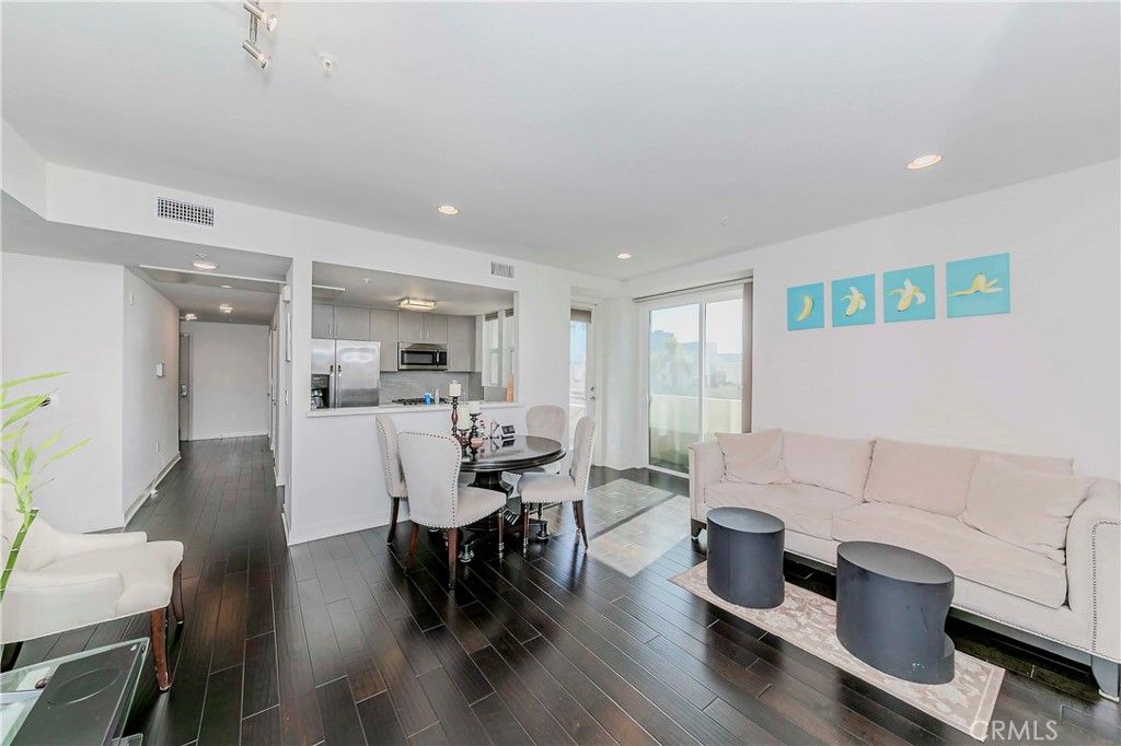 Image 10 of property listing at 436 S Virgil Avenue 403, Los Angeles, CA 90020