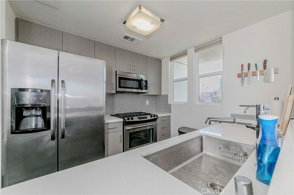 Image 14 of property listing at 436 S Virgil Avenue 403, Los Angeles, CA 90020