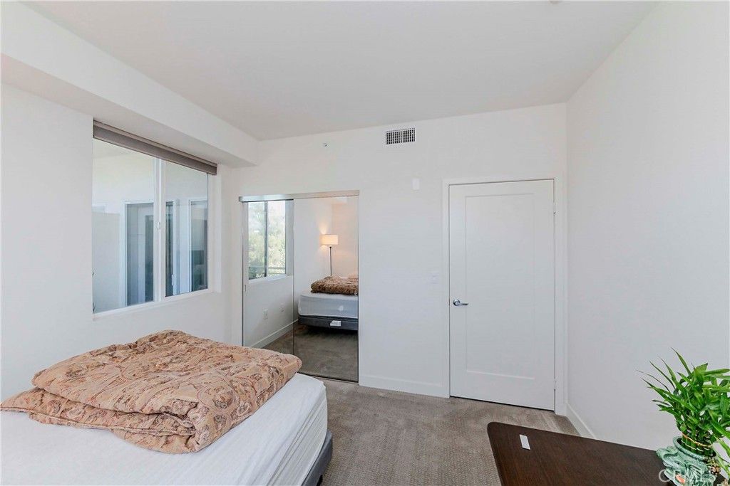 Image 15 of property listing at 436 S Virgil Avenue 403, Los Angeles, CA 90020