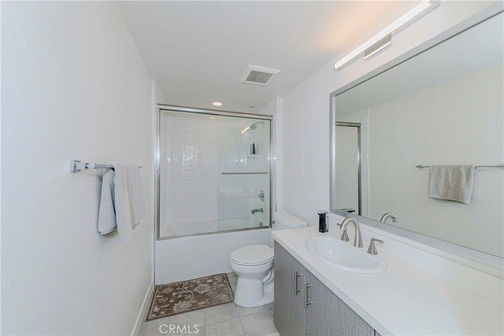 Image 18 of property listing at 436 S Virgil Avenue 403, Los Angeles, CA 90020