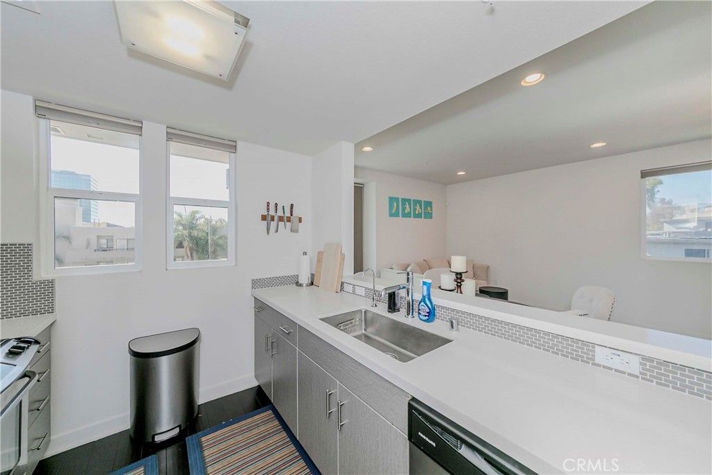 Image 5 of property listing at 436 S Virgil Avenue 403, Los Angeles, CA 90020