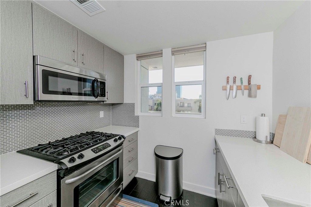 Image 7 of property listing at 436 S Virgil Avenue 403, Los Angeles, CA 90020