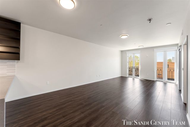 110 W Savidge Street 203, Spring Lake, MI 49456