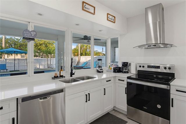 632 S Crescent Dr, Hollywood, FL 33021