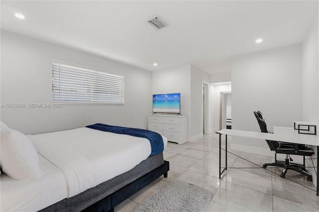 632 S Crescent Dr, Hollywood, FL 33021
