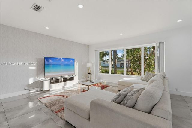 632 S Crescent Dr, Hollywood, FL 33021