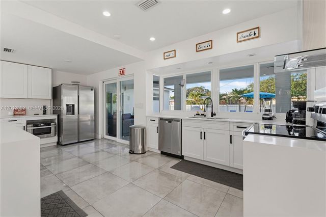 632 S Crescent Dr, Hollywood, FL 33021