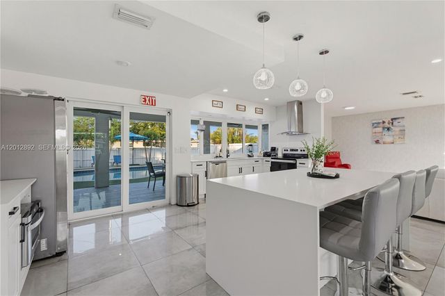 632 S Crescent Dr, Hollywood, FL 33021