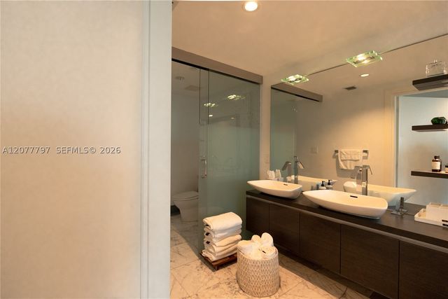 200 Biscayne Boulevard Way 3305, Miami, FL 33131