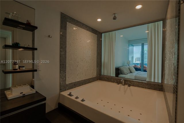 200 Biscayne Boulevard Way 3305, Miami, FL 33131