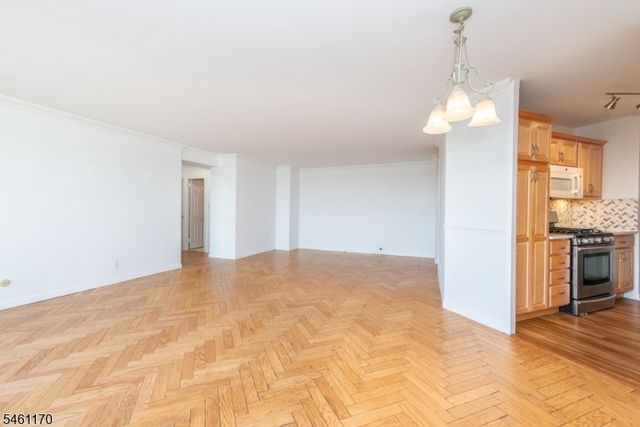 530 Valley Rd 7Z, Montclair Twp., NJ 07043