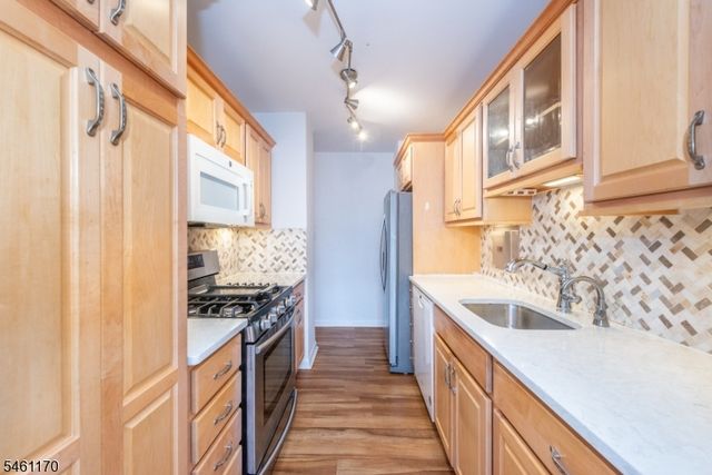 530 Valley Rd 7Z, Montclair Twp., NJ 07043