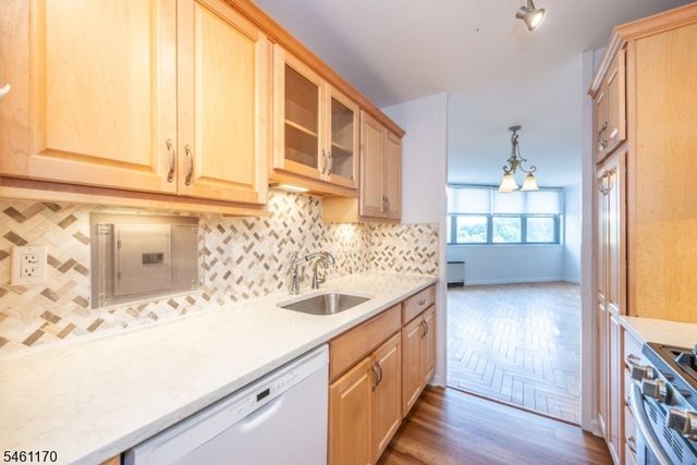 530 Valley Rd 7Z, Montclair Twp., NJ 07043