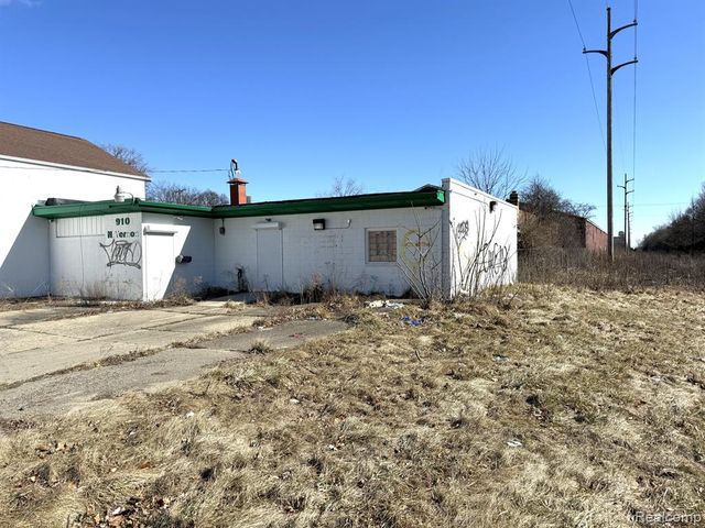 910 N Vernon Avenue, Flint, MI 48506