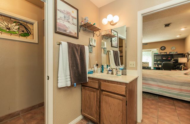 930 S Park Cir Drive, Fresno, CA 93727