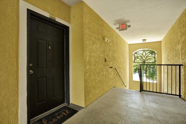 10201 COURTNEY PALMS BOULEVARD 304, Tampa, FL 33619