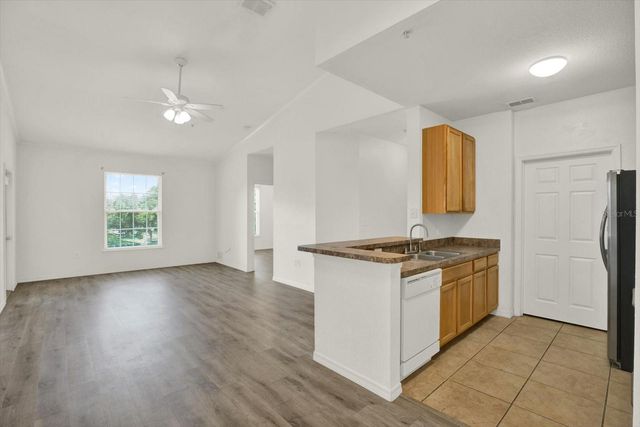 10201 COURTNEY PALMS BOULEVARD 304, Tampa, FL 33619