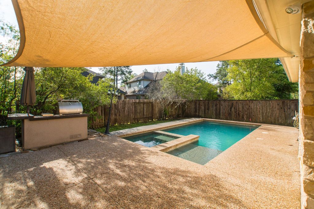 7 E Deer River Circle, The Woodlands, TX 77389