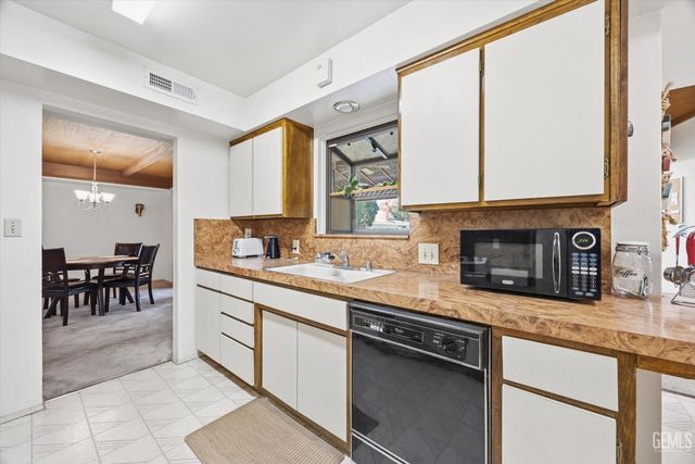 5720 Cypress Point Drive, Bakersfield, CA 93309