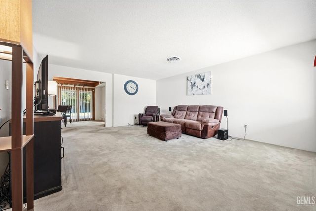 5720 Cypress Point Drive, Bakersfield, CA 93309