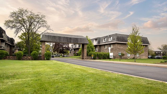 876 Blossom Lane 203, Prospect Heights, IL 60070