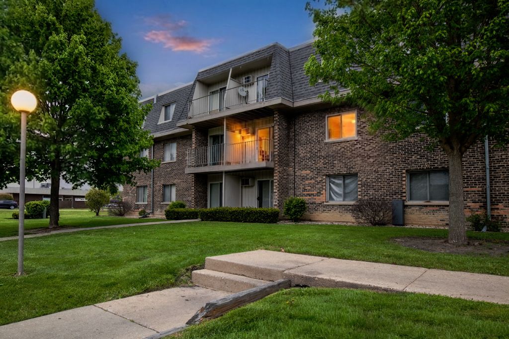 876 Blossom Lane 203, Prospect Heights, IL 60070