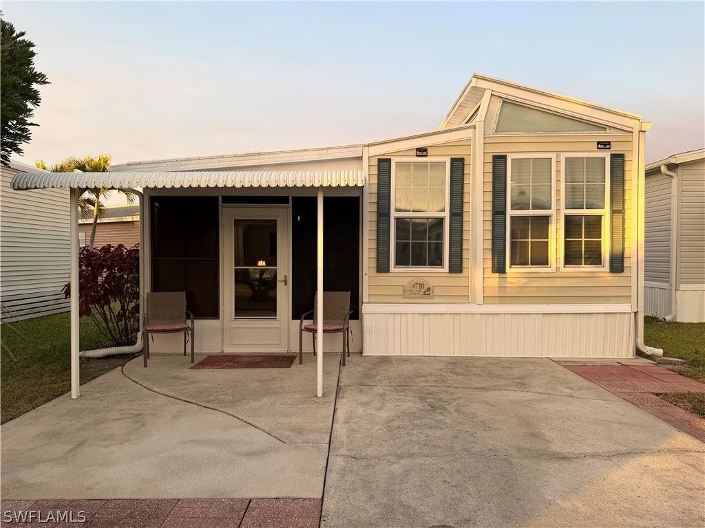 4710 Split Log LN W, Estero, FL 33928