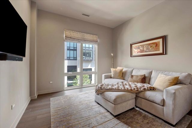 2773 N Hampden Court 302, Chicago, IL 60614