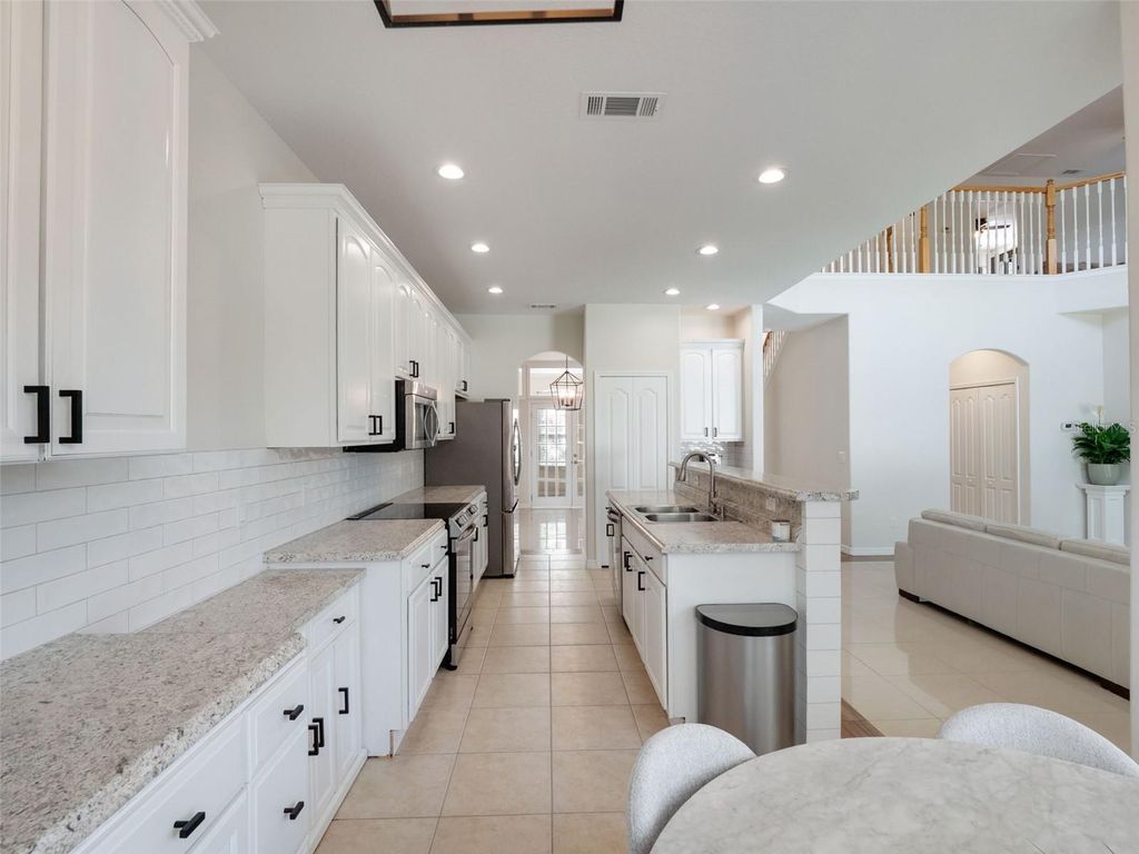 Image 16 of property listing at 13156 HATHERTON CIRCLE, Orlando, FL 32832