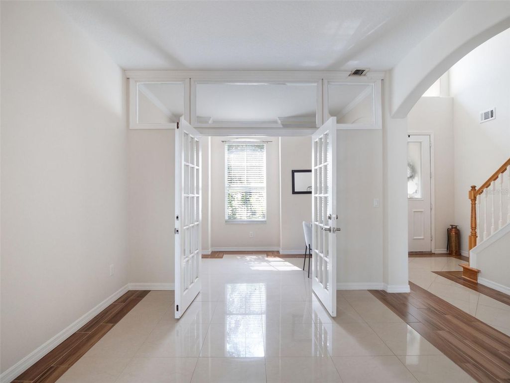 Image 4 of property listing at 13156 HATHERTON CIRCLE, Orlando, FL 32832