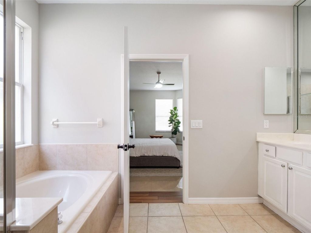 Image 36 of property listing at 13156 HATHERTON CIRCLE, Orlando, FL 32832