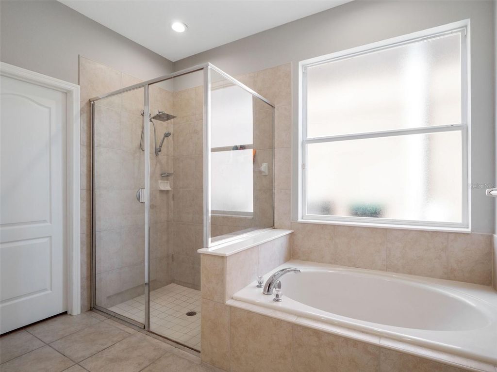 Image 37 of property listing at 13156 HATHERTON CIRCLE, Orlando, FL 32832