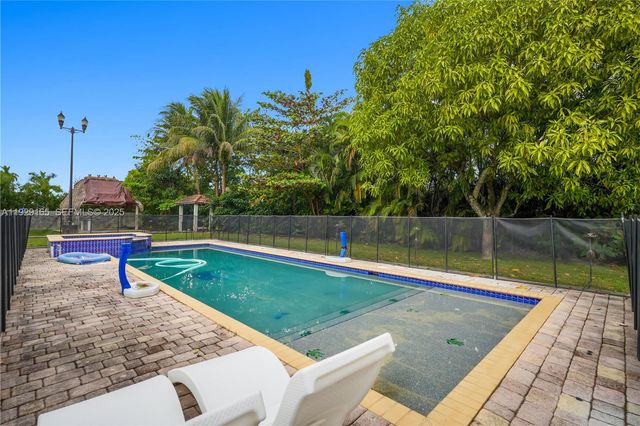 300 SW 123rd Ave, Miami, FL 33184