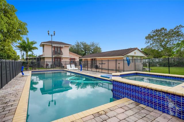 300 SW 123rd Ave, Miami, FL 33184