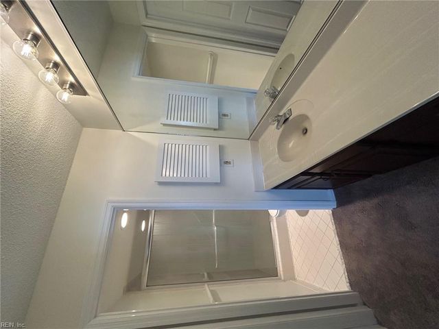 7505 River Rd Apt 15G, Newport News, VA 23607