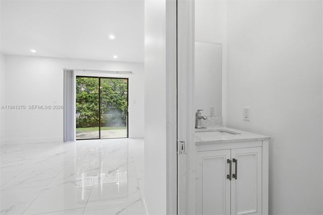 6850 NW 173rd Dr 103, Hialeah, FL 33015