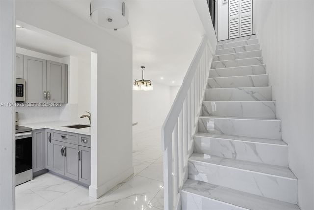 6850 NW 173rd Dr 103, Hialeah, FL 33015