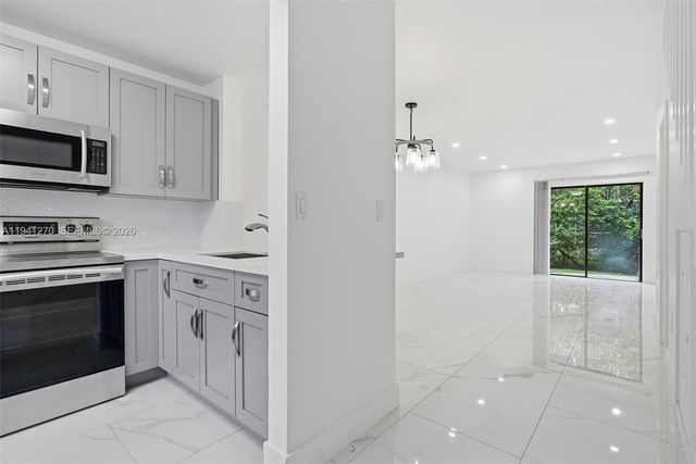 6850 NW 173rd Dr 103, Hialeah, FL 33015