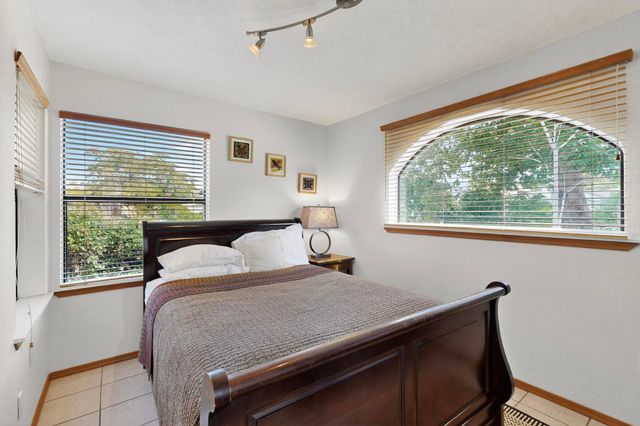 7809 OAKLAND Avenue NE, Albuquerque, NM 87122