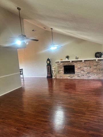 1600 Crimson Court, Arlington, TX 76018