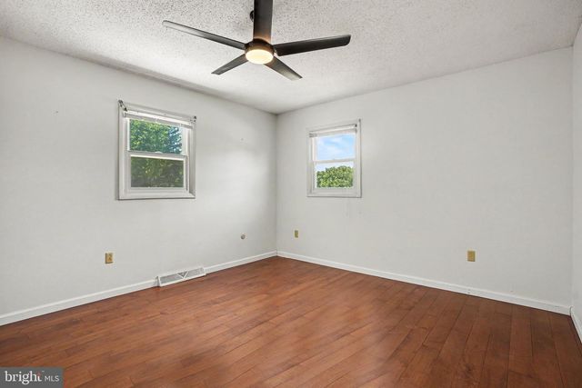 469 HOFFMAN DR, Harrisburg, PA 17111
