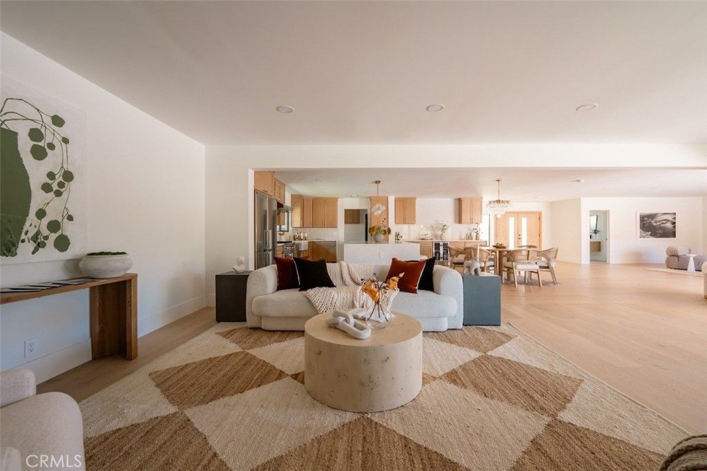 Image 11 of property listing at 17601 McCormick Street, Encino, CA 91316