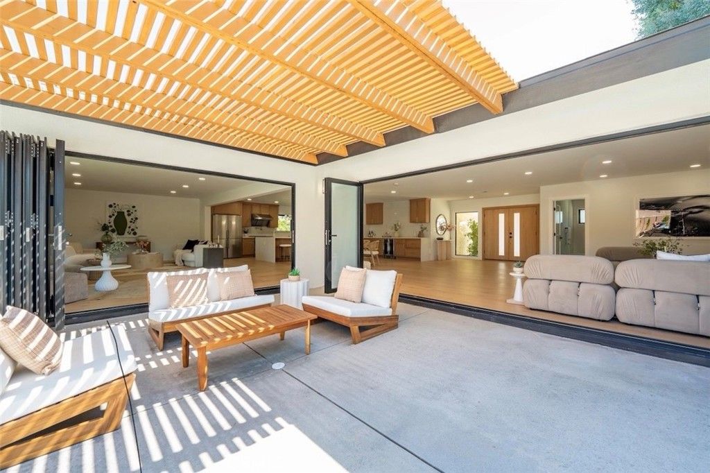 Image 13 of property listing at 17601 McCormick Street, Encino, CA 91316