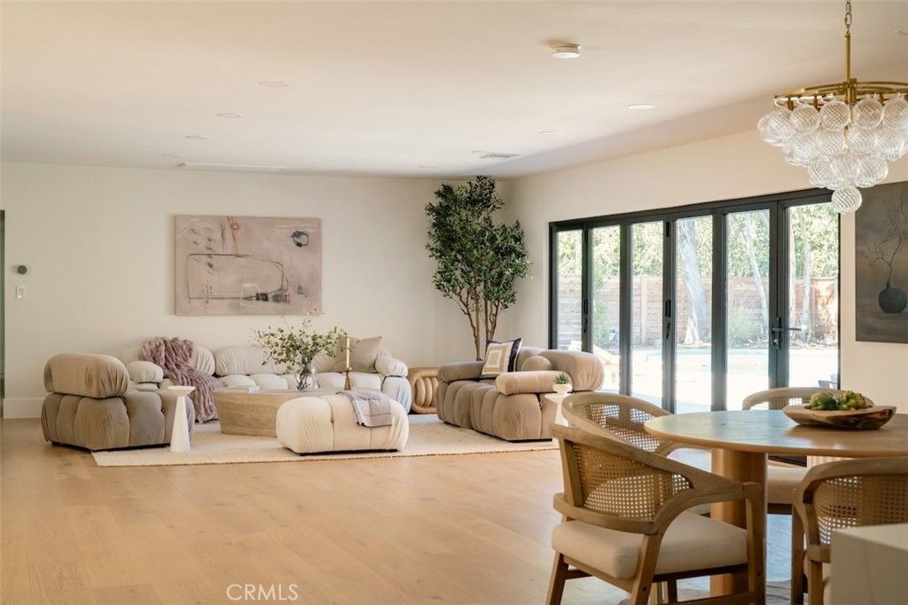 Image 14 of property listing at 17601 McCormick Street, Encino, CA 91316