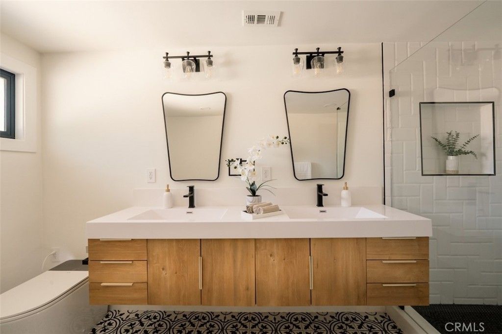 Image 18 of property listing at 17601 McCormick Street, Encino, CA 91316