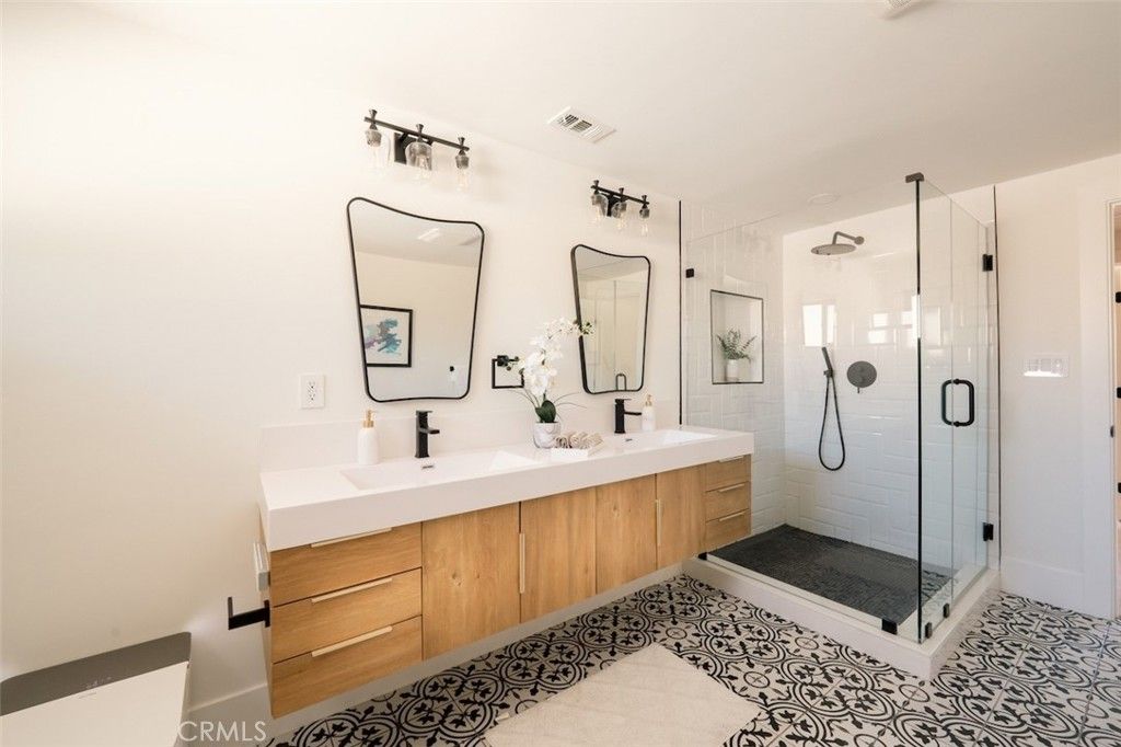 Image 19 of property listing at 17601 McCormick Street, Encino, CA 91316