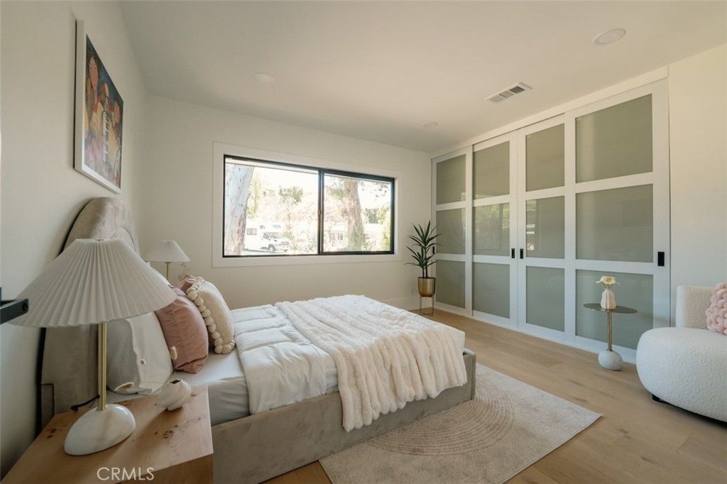 Image 20 of property listing at 17601 McCormick Street, Encino, CA 91316