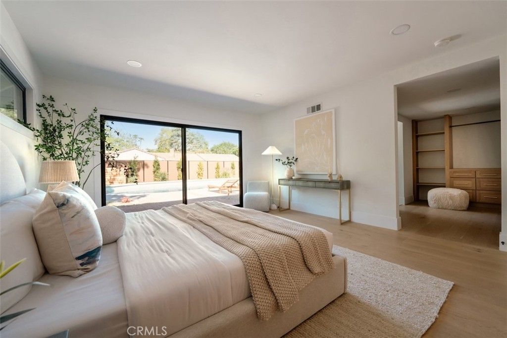 Image 23 of property listing at 17601 McCormick Street, Encino, CA 91316