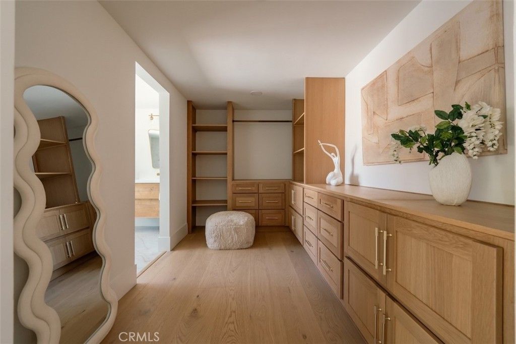 Image 24 of property listing at 17601 McCormick Street, Encino, CA 91316
