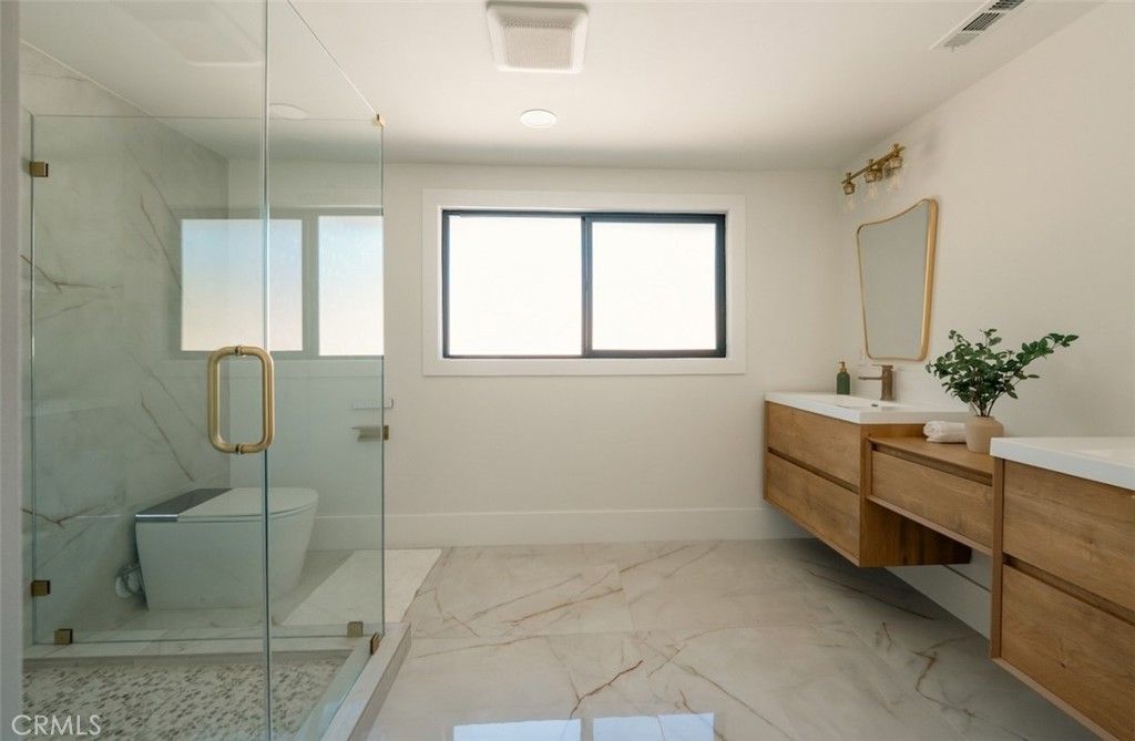 Image 25 of property listing at 17601 McCormick Street, Encino, CA 91316